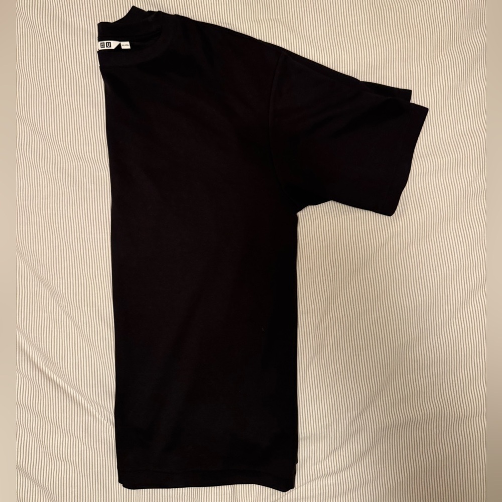 Uniqlo NWOT black men’s tshirt